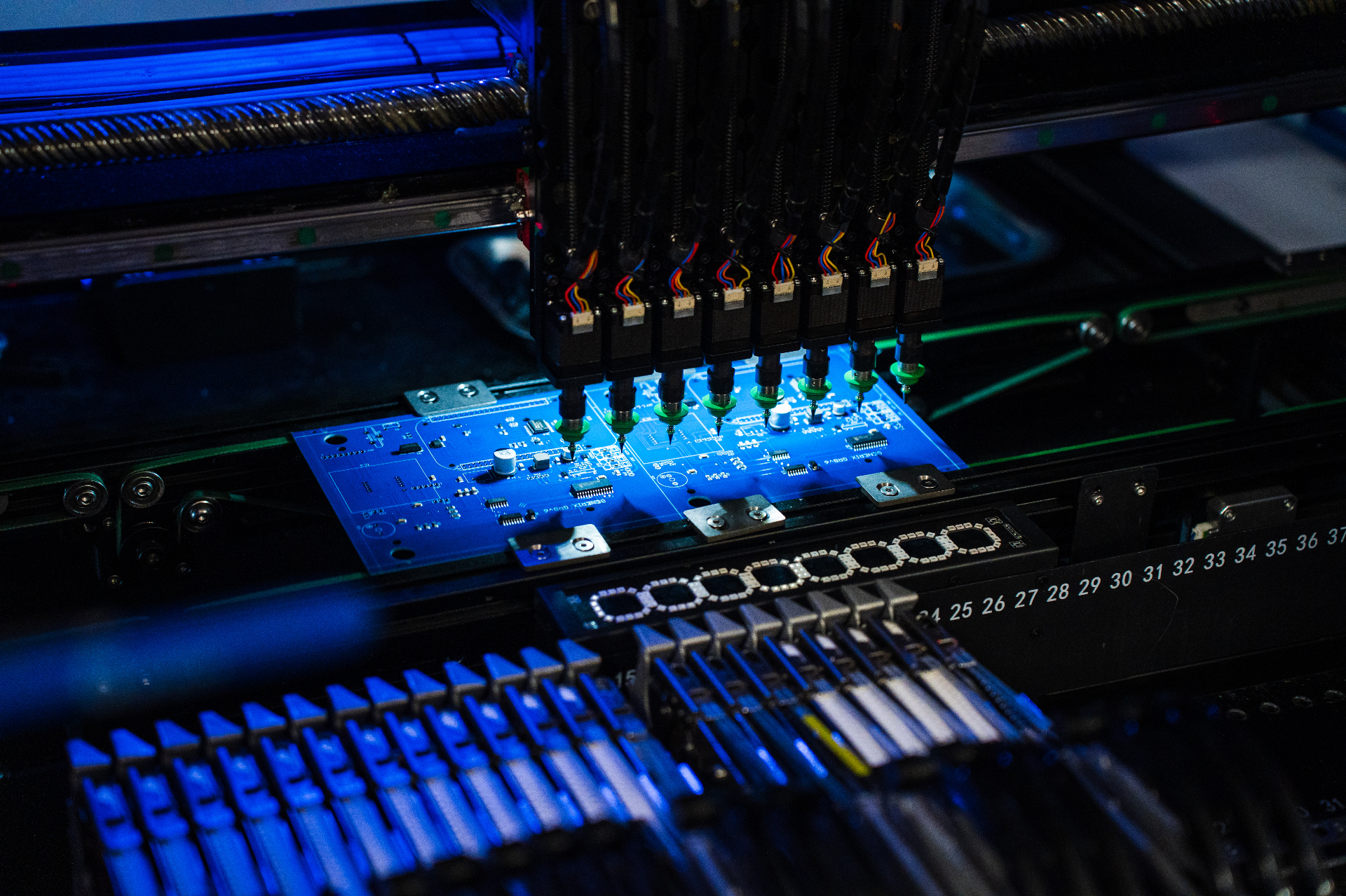 Własna produkcja - linia SMT montująca płytkę PCB Generix